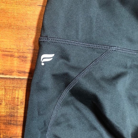 Fabletics LIKE NEW Black Cropped Workout Gym Outting Leggings Women's XS/S - Picture 8 of 8